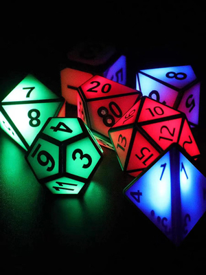 Горячий продавая Polyhedral светящий свет ночи в темном наборе приведенном кости
