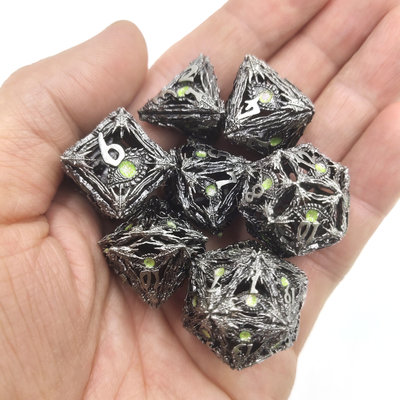 Polyhedral кость окаймляет драгоценную камень смолы просвечивающая рука высекла прочное для изуверского мира