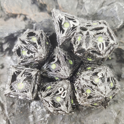 Polyhedral кость окаймляет драгоценную камень смолы просвечивающая рука высекла прочное для изуверского мира