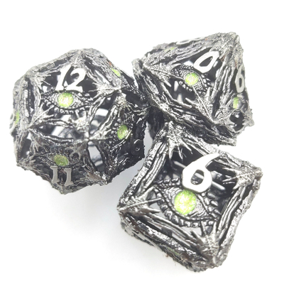 Polyhedral кость окаймляет драгоценную камень смолы просвечивающая рука высекла прочное для изуверского мира
