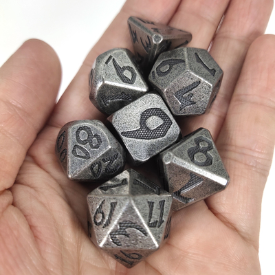 Кость установила для DND или кость RPG установила металл высекаенный рукой облегченный роскошный