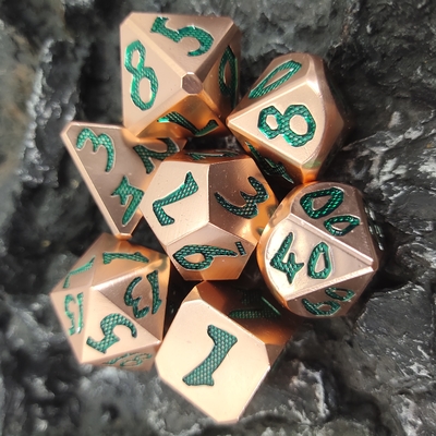 Небольшой край диеза роли RPG роскошная кость RPG устанавливает ясный диез окаймляет зеленую медь металла